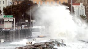 La tempête Adrian, qui frappe actuellement la Corse, se situait ce lundi soir entre l'île de Beauté et continent