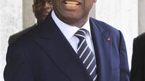 Le gouvernement de Laurent Gbagbo (photo) rompra les liens diplomatiques avec tous les Etats qui reconnaîtront les ambassadeurs nommés par son rival Alassane Ouattara, a annoncé un porte-parole du chef de l'Etat ivoirien sortant. /Photo prise le 28 décemb