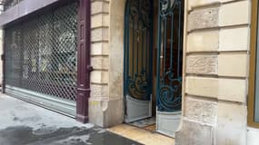 La femme a été touchée de plusieurs coups de couteau dans le hall de l'immeuble de la rue de Prague.