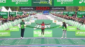Benard Biwott remportant le marathon de Paris, le 13 avril 2025