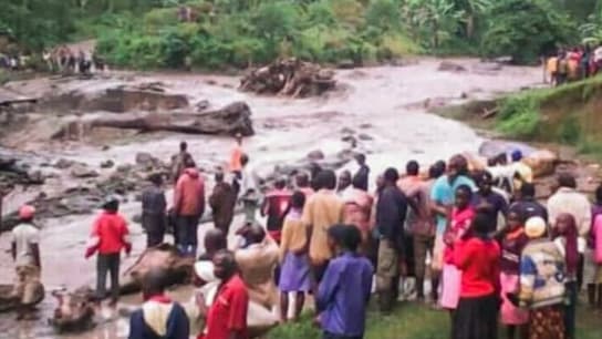 Selon certaines sources, la catastrophe a également impliqué une rivière qui est sortie de son lit.