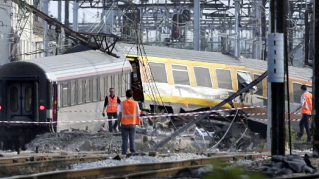 Le train Paris-Limoges, après son déraillement en gare de Brétigny-sur-Orge, le 12 juillet 2013. 7 personnes ont perdu la vie dans l'accident. 