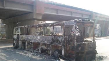 Un bus incendié des forces de sécurité syriennes. Les forces de l'opposition et l'armée syrienne ont affirmé tous les deux dimanche avoir le contrôle du quartier de Salaheddine, à Alep, au deuxième jour de violents combats qui suscitent l'inquiétude de la