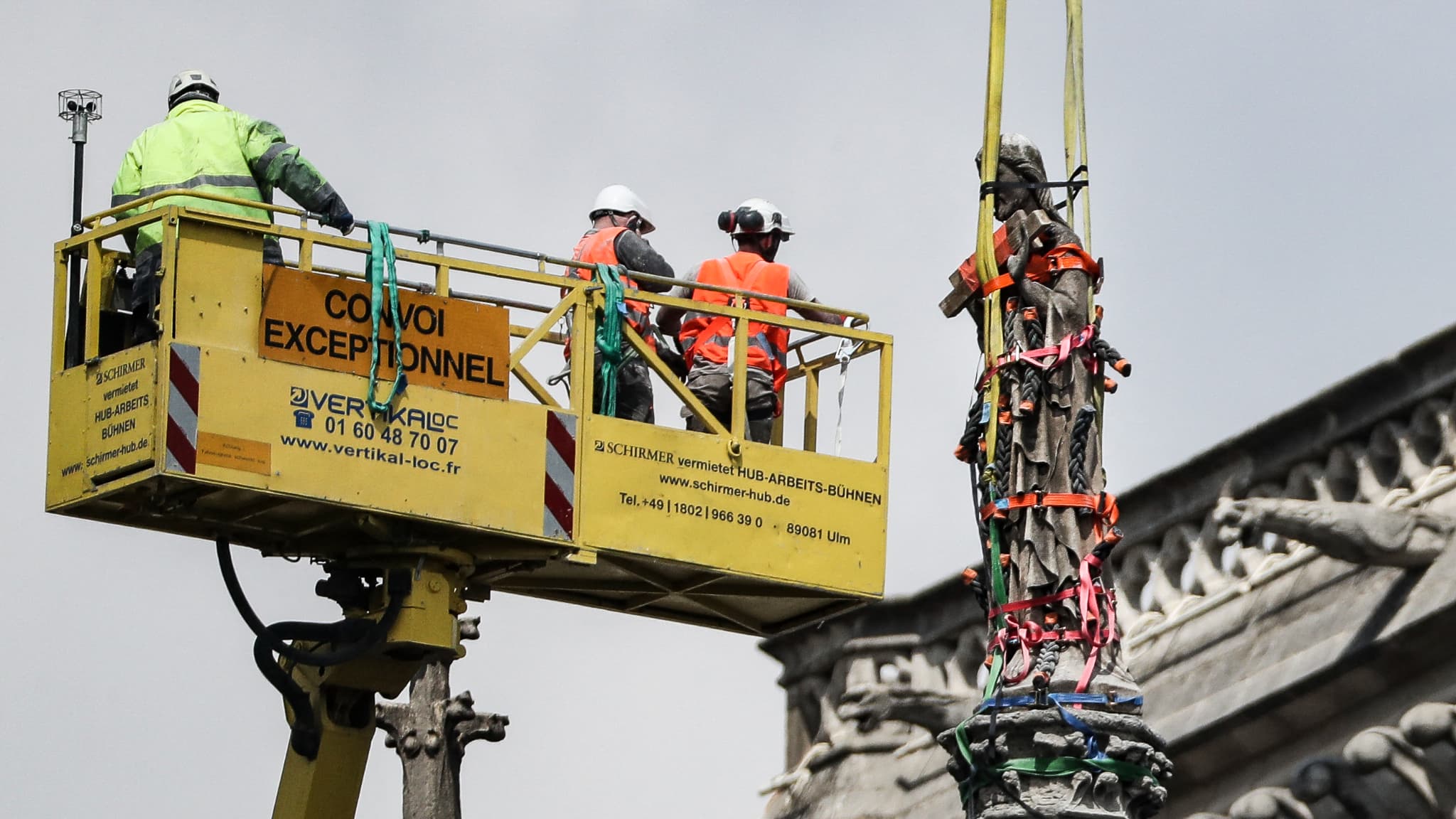 Des ouvriers travaillant sur la sécurisation de la cathédrale Notre-Dame de Paris le 29 avril 2019, deux semaines après son violent incendie le 15 avril 2019.