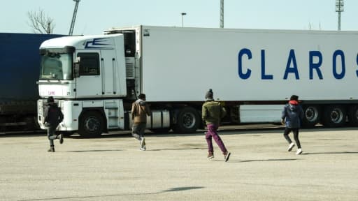 Des migrants à Calais, dans le nord de la France, fuient la police, le 16 mars 2017