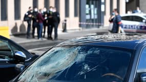 Une voiture dégradée face au commissariat de Champigny-sur-Marne, au lendemain des attaques qui l'ont visé samedi 10 octobre 2020