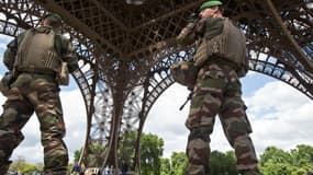 Des soldats de l'opération Sentinelle au pied de la tour Eiffel. (photo d'illustration)