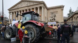 Un tracteur devant l'Assemblée nationale le 8 janvier 2026 à Paris. 