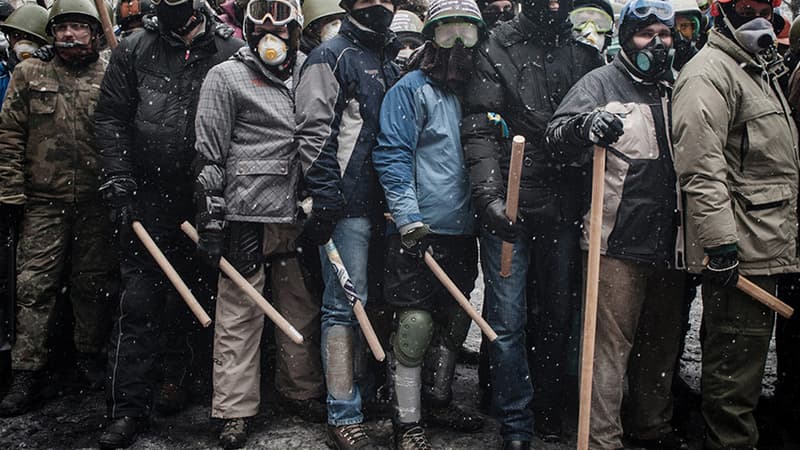 Confrontation entre les militants pro-européens et la police dans la zone de conflit de la rue Hrushevskoho. Kiev, Ukraine, 22 janvier 2014.
