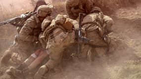 Des soldats américains protègent un de leur camarades blessé après une explosion, en Afghanistan, en octobre 2012