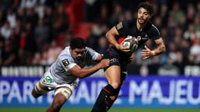Le Toulousain Romain Ntamack en duel avec le Clermontois Fritz Lee le 12 octobre 2024