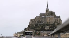 Déficitaires, pas assez fréquentes et polluantes, les navettes qui conduisent depuis 2012 les touristes de la côte au pied de l'abbaye demeurent le principal défi à relever au Mont-Saint-Michel.
