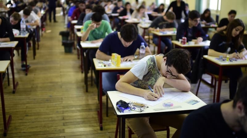 Des bacheliers travaillent sur leurs épreuves. (photo d'illustration)