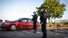 Des policiers à Rouen près de l'incendie de l'usine Lubrizol 