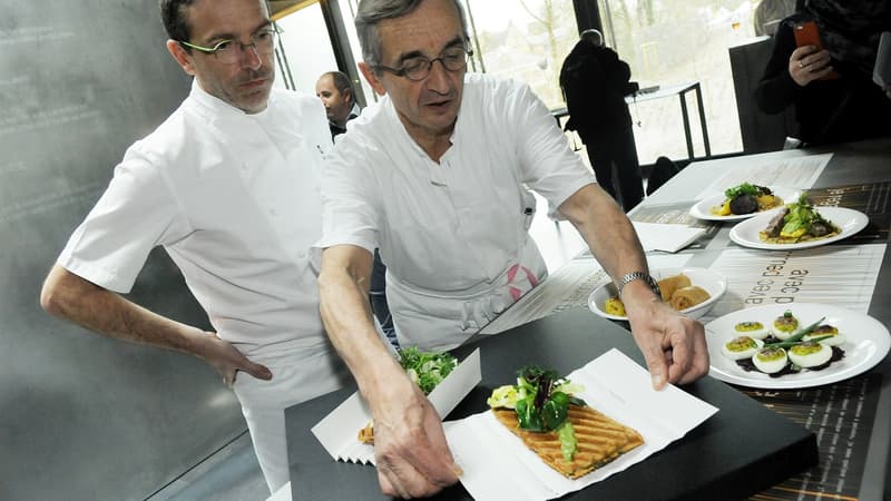 Le chef triplement étoilé Sébastien Bras avec son père Michel Bras, lui aussi une légende de la cuisine française