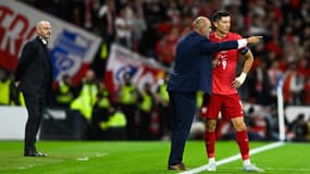 Michal Probierz donne des consignes à Robert Lewandowski lors du match Ecosse-Pologne (2-3, Ligue des Nations), le 5 septembre 2024