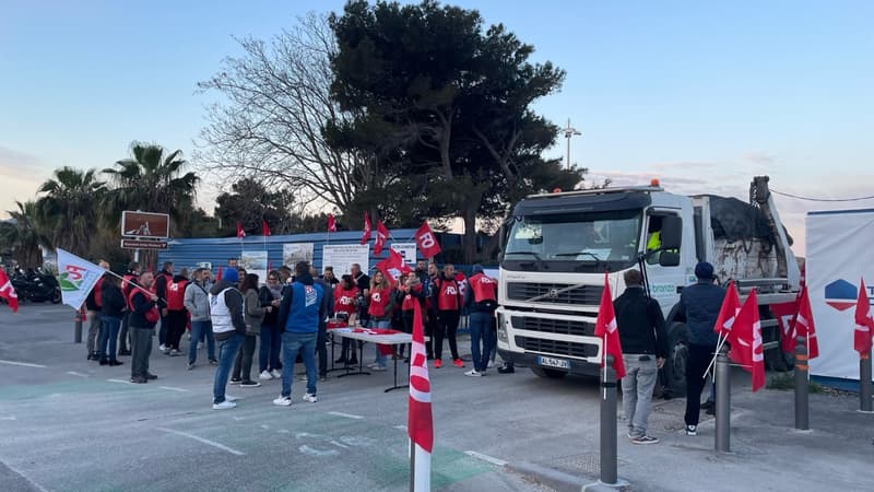 Une cinquantaine de manifestants filtrent l'entrée du chantier. 