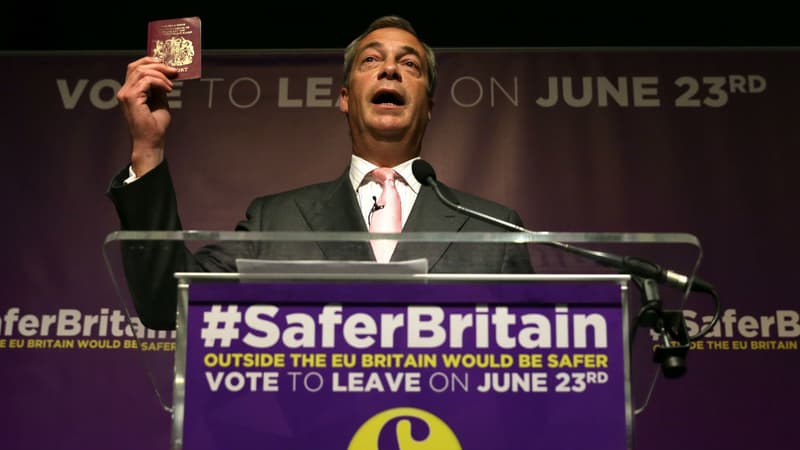 Le leader du Parti pour l'indépendance du Royaume-Uni brandit un passeport britannique en plein discours en faveur du Brexit, le 3 juin 2016