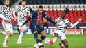 Kylian Mbappé face aux défenseurs de Manchester United