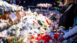 Un mémorial s'est progressivement créé ce dimanche 4 janvier lors de la messe organisée en hommage aux victimes de l'incendie d'un bar à Crans-Montana. 