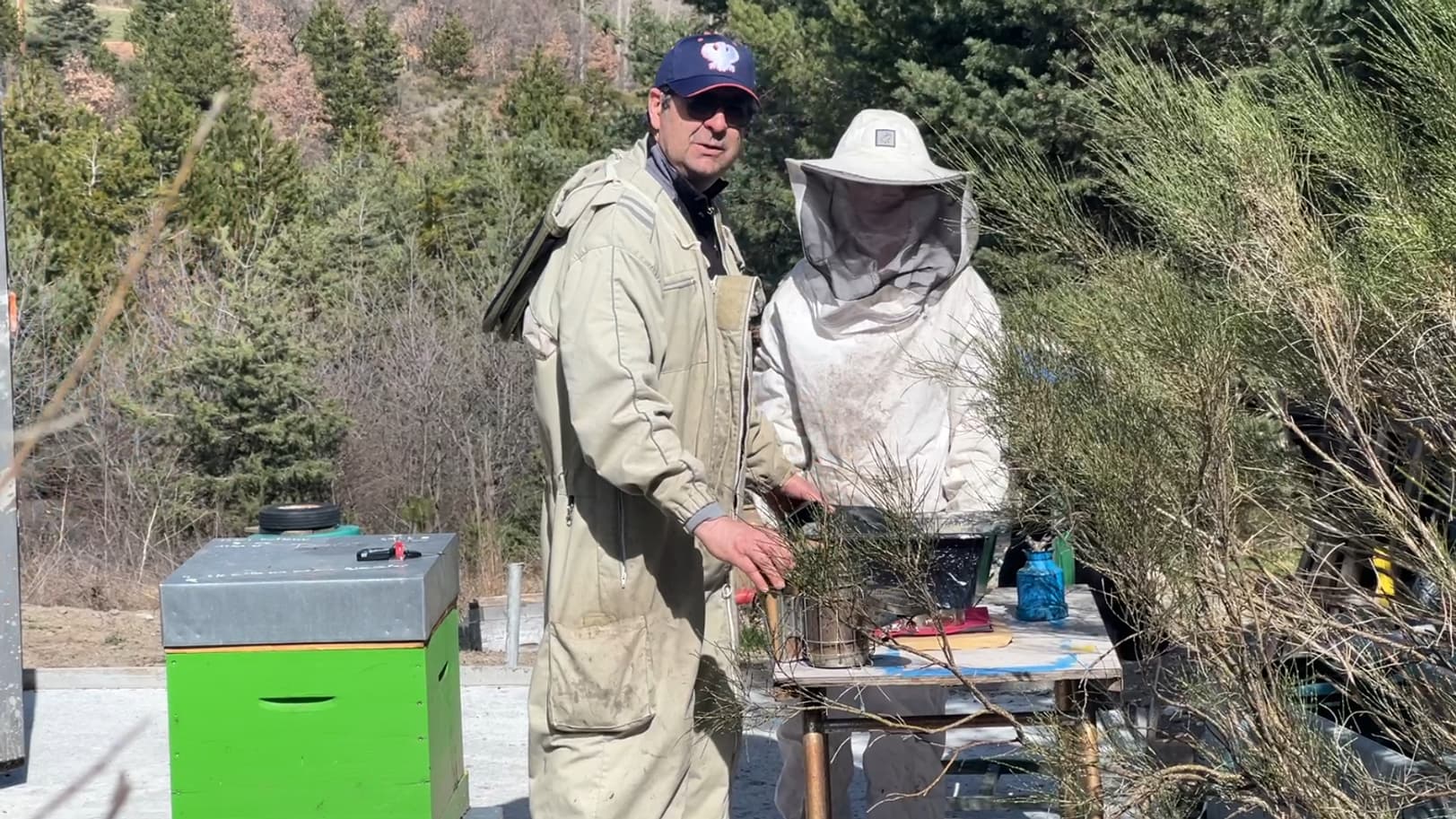 Joël Béraud et son jeune élève apiculteur, Alan, le 20 mars 20254 dans les Hautes-Alpes.