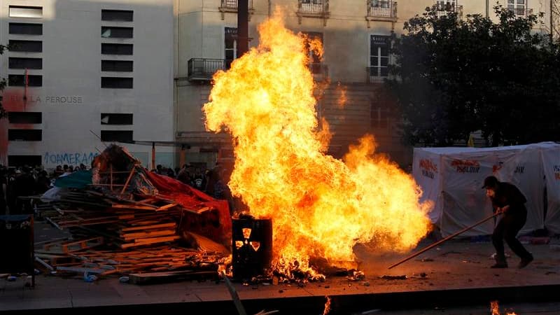 Près de 10.000 personnes ont défilé samedi après-midi dans le centre de Nantes contre le futur aéroport de Notre-Dame-des-Landes (Loire-Atlantique), selon les organisateurs, lors d'une manifestation sous haute surveillance policière, qui s'est soldée par