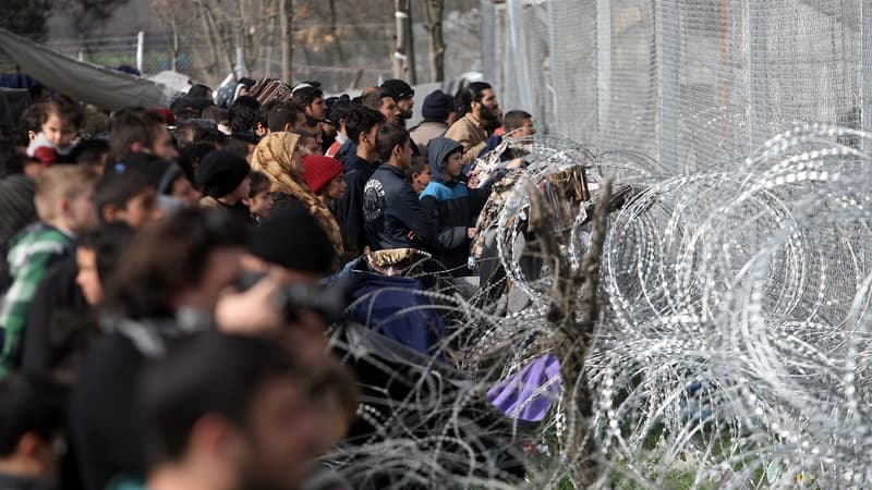 Bloqués à la frontière entre la Grèce et la Macédoine, plusieurs centaines de migrants tentent de passer en force.