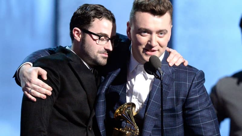 Le chanteur Sam Smith et son producteur, Jimmy Napes, après avoir reçu le Grammy de la chanson de l'année pour la ballade "Stay With Me" .