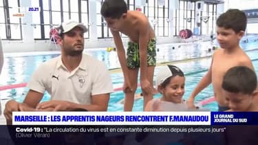 Marseille: Florent Manaudou remet à des jeunes leur brevet de natation