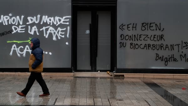 Un tag visant Brigitte Macron à Paris le 1er décembre. 