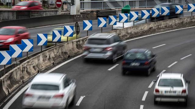 Des voitures circulent sur l'autoroute A7