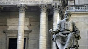 La statue du scientifique français Louis Pasteur siège dans la cour de l'université de la Sorbonne, le 10 octobre 2006 à Paris