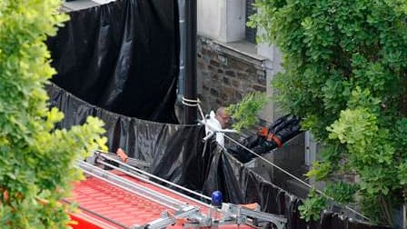 Policiers sur une scène de crime à Nantes. Un père de famille était activement recherché jeudi soir par la police après la découverte des corps de son épouse et de ses quatre enfants dans leur propriété de Nantes. /Photo prise le 21 avril 2011/REUTERS/Sté