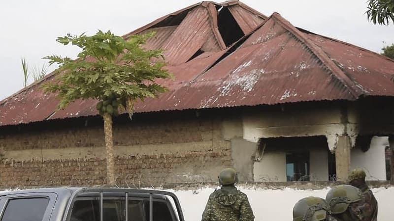 Les forces de sécurité ougandaises sur les lieux d'une attaque à Mpondwe, en Ouganda, le 17 juin 2023 au lycée Mpondwe Lhubiriha.