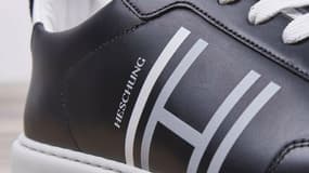 Une chaussure de la marque Heschung.