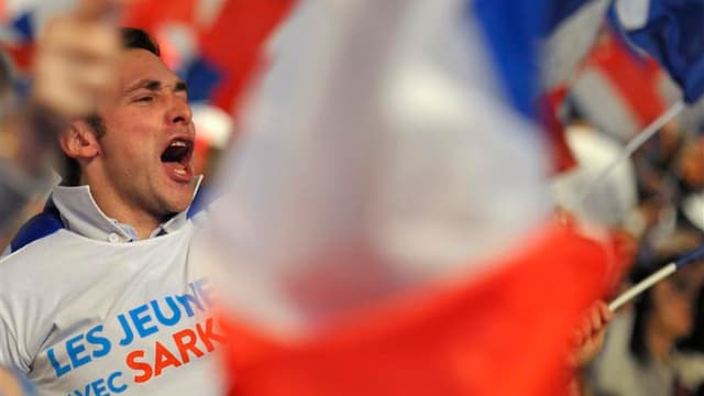 L'UMP a fait monter la fièvre dimanche matin dans les rangs de milliers de militants venus de toute la France pour écouter leur candidat à l'élection présidentielle, Nicolas Sarkozy, lors d'un meeting géant, à Villepinte. /Photo prise le 11 mars 2012/REUT