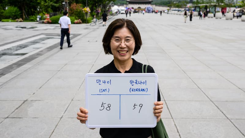 Une femme montre la différence entre son âge "coréen" et son âge "international", le 21 juin 2023 à Séoul.
