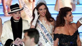 Margaux Deroy, Miss Prestige Flandre élue Miss Prestige National  flanquée de Geneviève de Fontenay et de la présidente du comité Christiane Lillio.