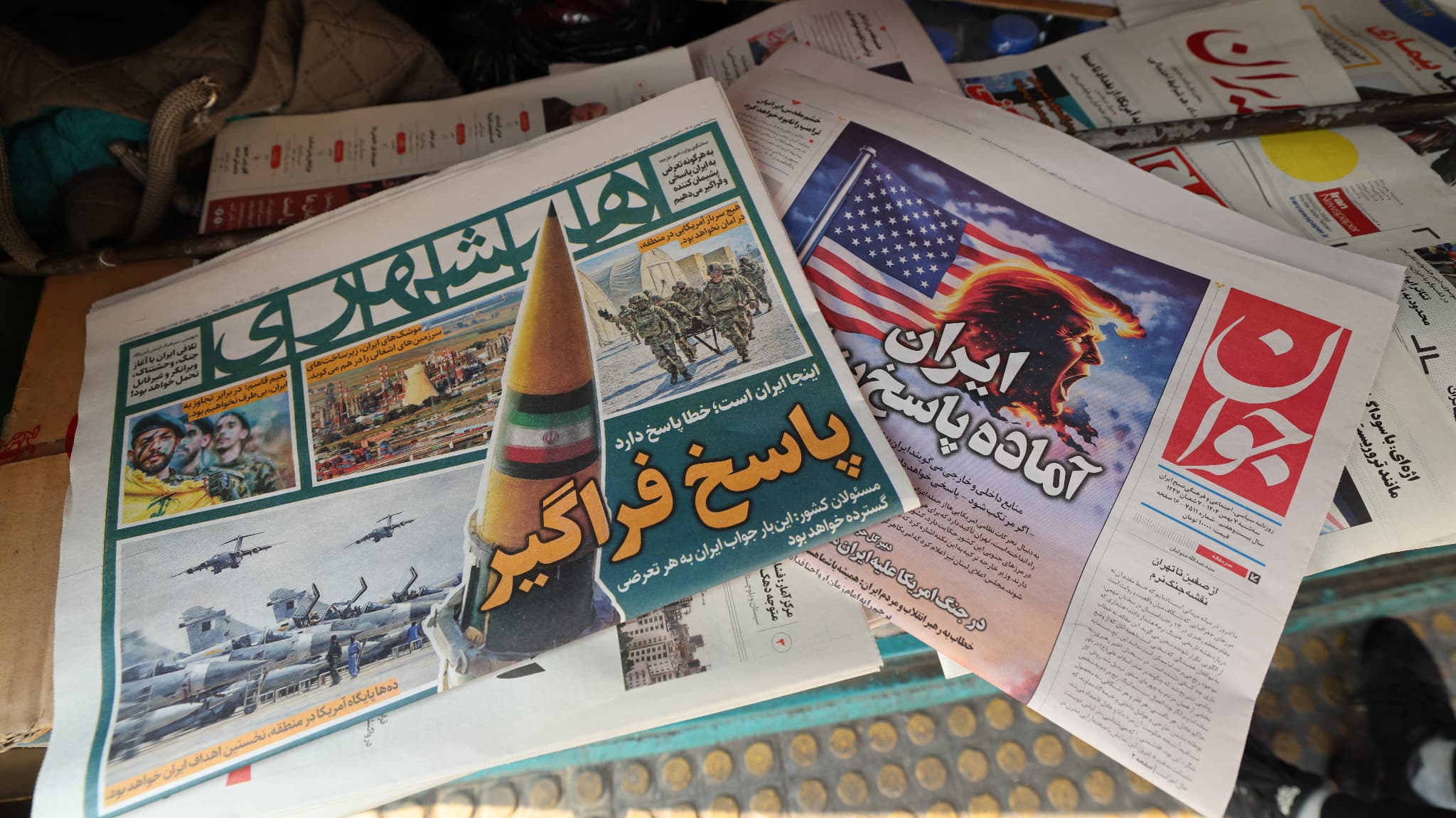 Une photographie montre des journaux, dont l'un (à droite) titre en persan: "L'Iran est prêt à riposter de manière significative", devant un kiosque à Téhéran le 27 janvier 2026 Une photographie montre des journaux, dont l'un (à droite) titre en persan: "L'Iran est prêt à riposter de manière significative", devant un kiosque à Téhéran le 27 janvier 2026