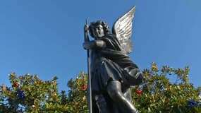 La statue, sur le parvis de l'église Saint-Michel, aux Sables d'Olonne.