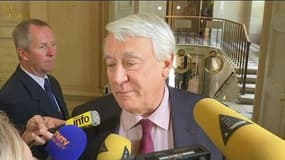 Voyage à Berlin: Valls "s'est pris les pieds dans le tapis"