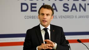 Le président Emmanuel Macron à Corbeil-Essonnes le 6 janvier 2023.