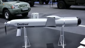 Un drone Hornet fabriqué par la société suisse Destinus est exposé lors du Salon international de la défense et de la sécurité (FEINDEF) à Madrid, le 12 mai 2025.
