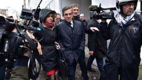 Francois Fillon entre Valérie Pécresse et Jérôme Chartier à la sortie de son QG de campagne le 1er mars 2017 à Paris