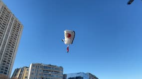 Deux hommes déguisés en père Noël ont sauté en parachute d'un immeuble à Marseille le 17 décembre 2023.