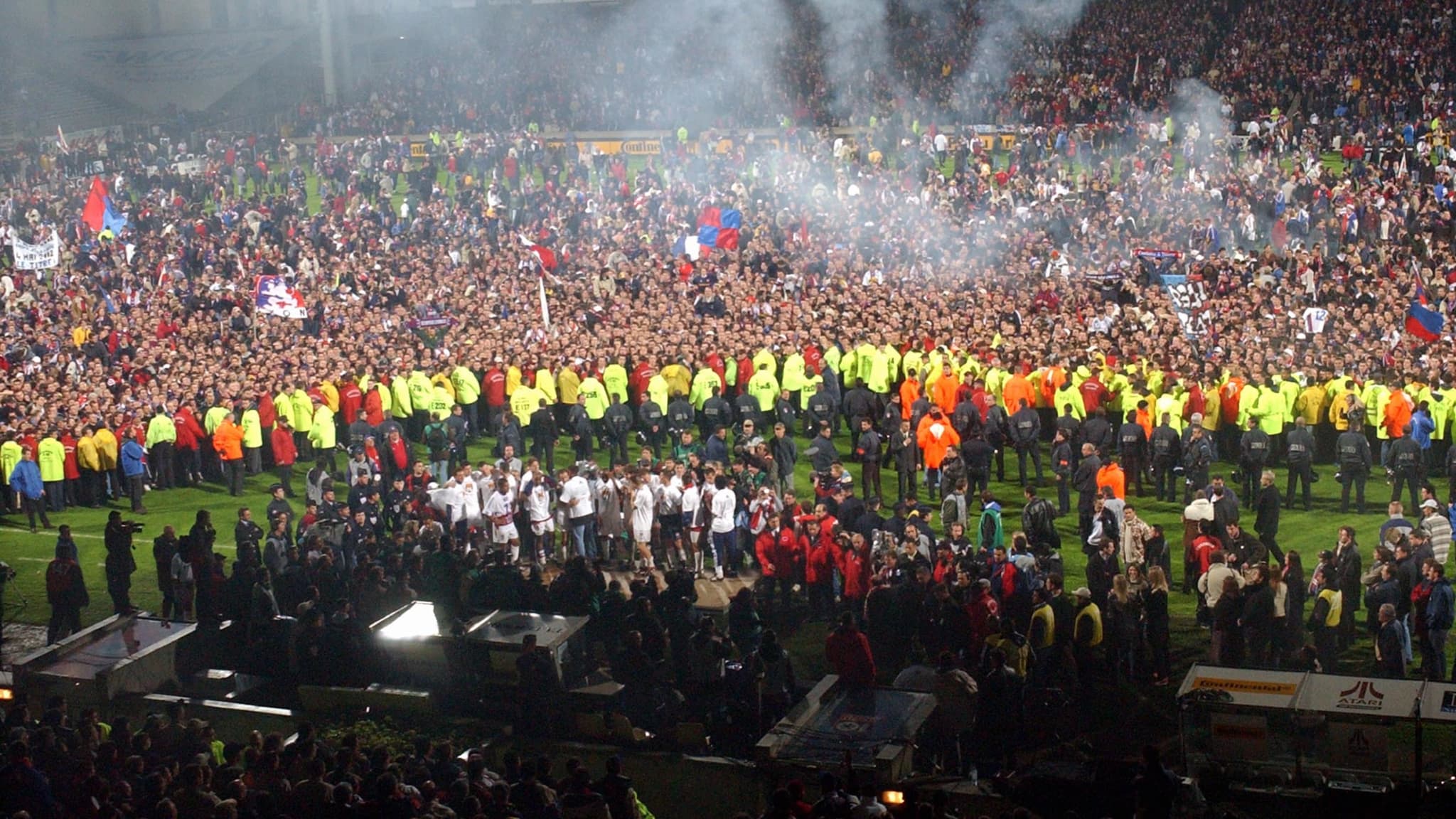 La pelouse de Gerland envahie après la victoire de Lyon contre Lens, en mai 2002.