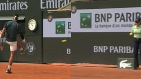 Le geste de frustration de Lorenzo Musetti lors de son quart de finale face à Frances Tiafoe à Roland-garros, le 3 juin 2025.