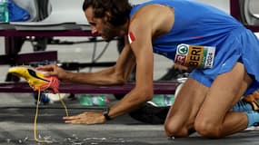 Gianmarco Tamberi en train de viser sa chaussure pleine de ressorts, le 11 juin 2024