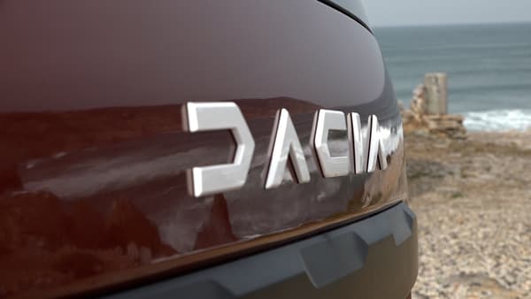 Le Jogger dispose de la nouvelle identité visuelle de Dacia. 