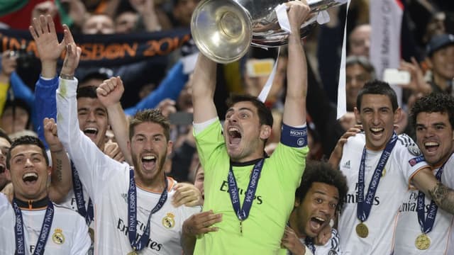Iker Casillas soulève le trophée de la Ligue des champions pour la troisième fois de sa carrière